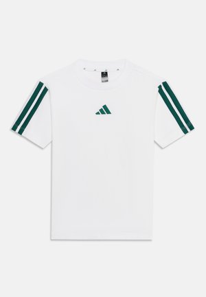 Chemise blanche à manches courtes avec des détails à trois bandes vertes sur les manches et un logo Adidas vert centré sur la poitrine.
