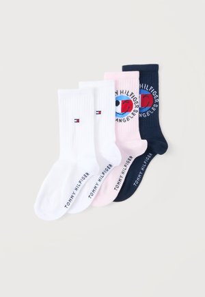Patru perechi de șosete tip crew Tommy Hilfiger în alb, roz și bleumarin, două având patch-uri cu logo și numele brandului pe talpă.