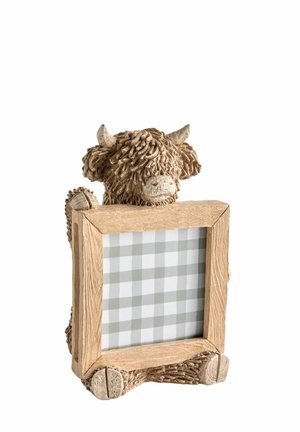 Holz-Fotorahmen, gehalten von einer geschnitzten Highland-Kuh mit strukturiertem Fell, Hörnern und Hufen vor weißem Hintergrund.
