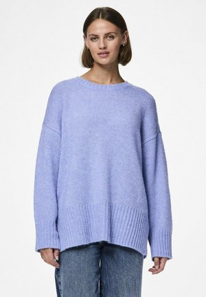 Maglione oversized viola chiaro realizzato in materiale morbido, con orlo e polsini a coste, dal taglio rilassato e maniche ampie.