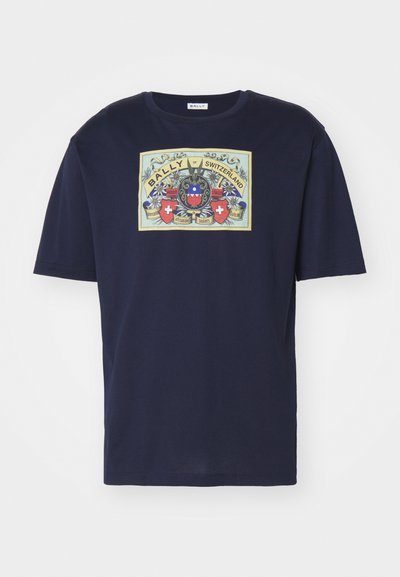 Navyblauwe katoenen t-shirt met een rechthoekige graphic met een wapen en de tekst "BALLY of SWITZERLAND" in beige, rood en blauw.