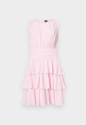 Gaiši rozā bezpiedurkņu kleita ar savilkta augšdaļa un pakāpenisku volānu svārku. Izgatavota no mīksta auduma, ar pieguļošu jostu un vieglu spīdumu.