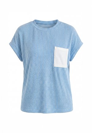 Lyseblå ribbet kortærmet skjorte med rund hals og en kontrastfyldt hvid ribbet brystlomme på venstre side.