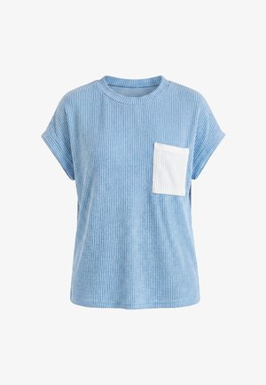Maglietta azzurro chiaro a coste con maniche corte, collo rotondo e taschino sul petto a coste bianco a contrasto sul lato sinistro.