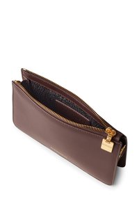 Portafoglio in pelle marrone con zip dorata, caratterizzato da un interno testurizzato e un piccolo etichetta di marca. Forma compatta per un facile utilizzo.