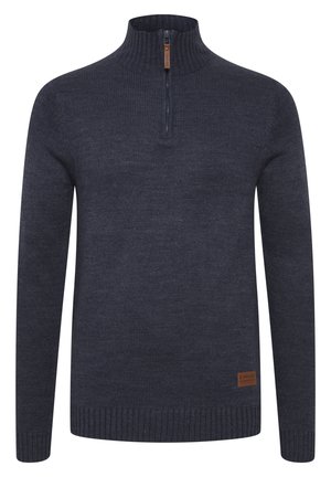 Mornarsko plavi pleteni pulover s ovratnikom na srednjoj dužini s rajsferšlusom, rebrastim manžetama i rubom. Sadrži malu smeđu oznaku marke na donjoj lijevoj strani.