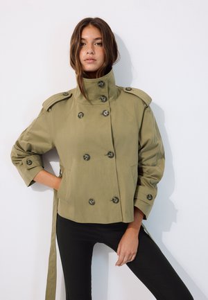Stradivarius, HIGH NECK TRENCH COAT WITH BELT 01785118 - Lichte jas - evergreen