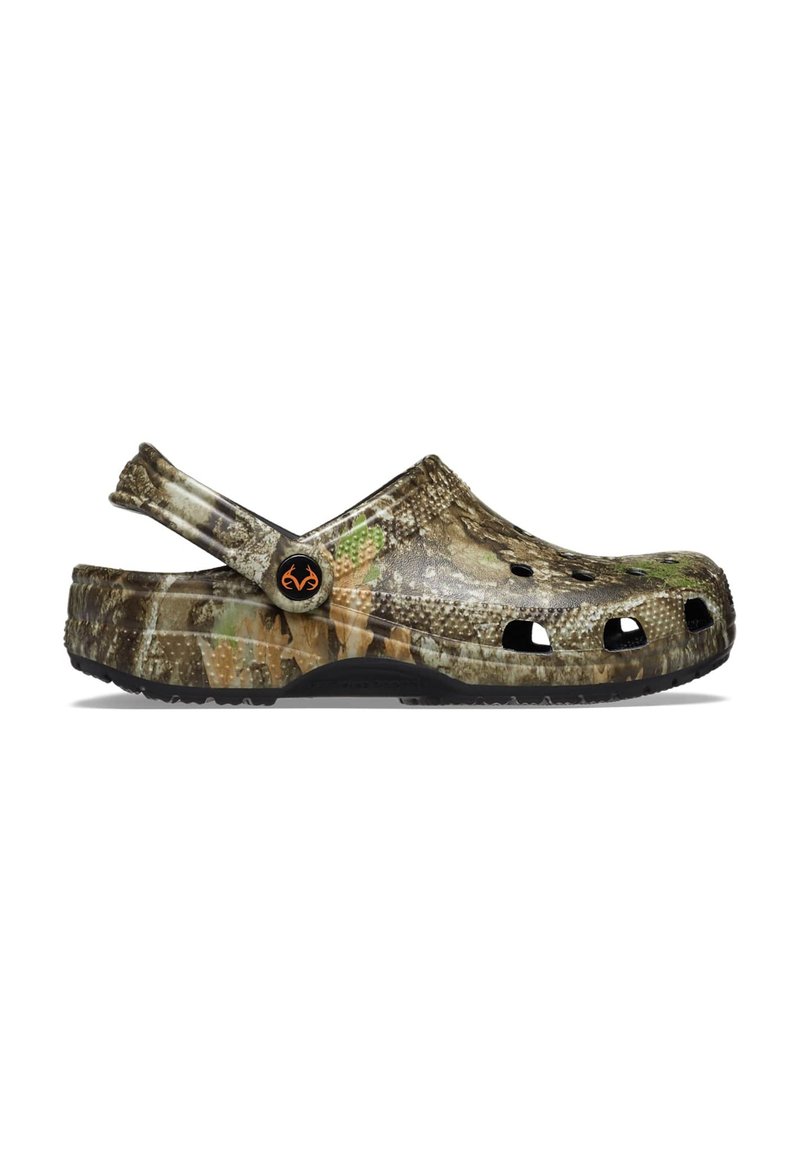 Sabots camouflage avec bout fermé, talon ouvert, trous de ventilation et surface texturée dans des tons terreux de marron, vert et beige.