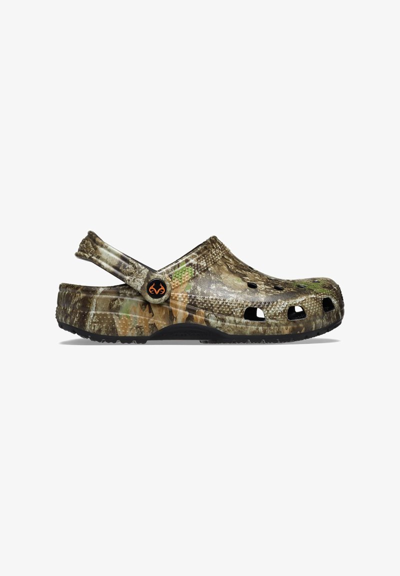 Sabots camouflage avec bout fermé, talon ouvert, trous de ventilation et surface texturée dans des tons terreux de marron, vert et beige.