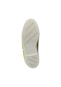 Baskets en toile verte avec une semelle en caoutchouc blanche. La semelle présente un motif de grip ondulé, tandis que la tige a un design minimaliste avec des accents blancs.