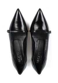 Czarne lakierowane baleriny z ostrym noskiem, cienkim paskiem na wierzchu stopy i gładką fakturą. Logo wytłoczone na wkładce.