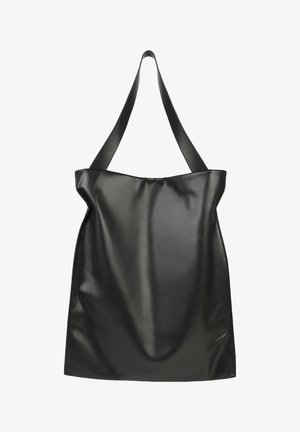 Borsa tote nera in pelle con texture liscia, una sola tracolla e un design morbido e drappeggiato. Stile minimalista senza hardware visibile.