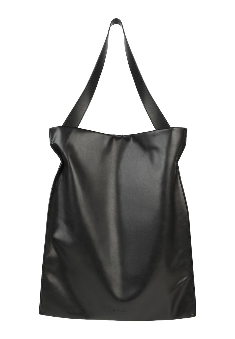 Borsa tote nera in pelle con texture liscia, una sola tracolla e un design morbido e drappeggiato. Stile minimalista senza hardware visibile.