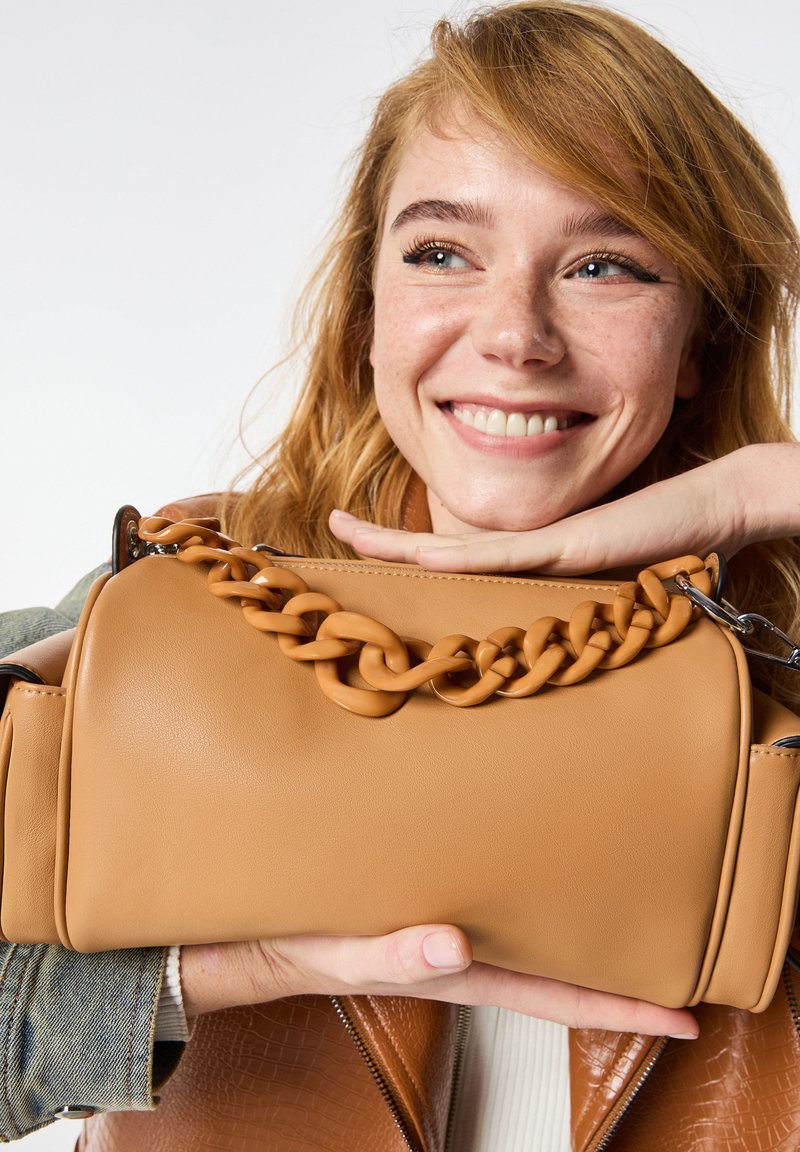 Twist CHAIN HANDLE DETAILED Handbag camel Zalando.de