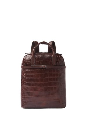 Brauner Lederrucksack mit Krokodilstruktur, oberen Griffen, verstellbaren Schulterriemen und einem vorderen Schnallenverschluss.