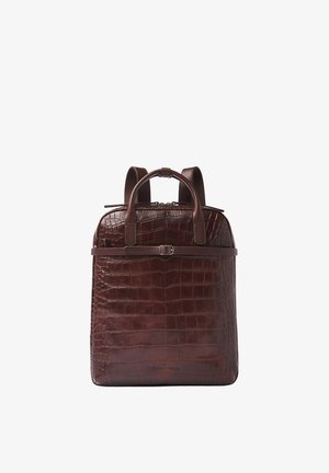 Zaino in pelle marrone con texture effetto coccodrillo, manici superiori, spallacci regolabili e chiusura frontale con fibbia.