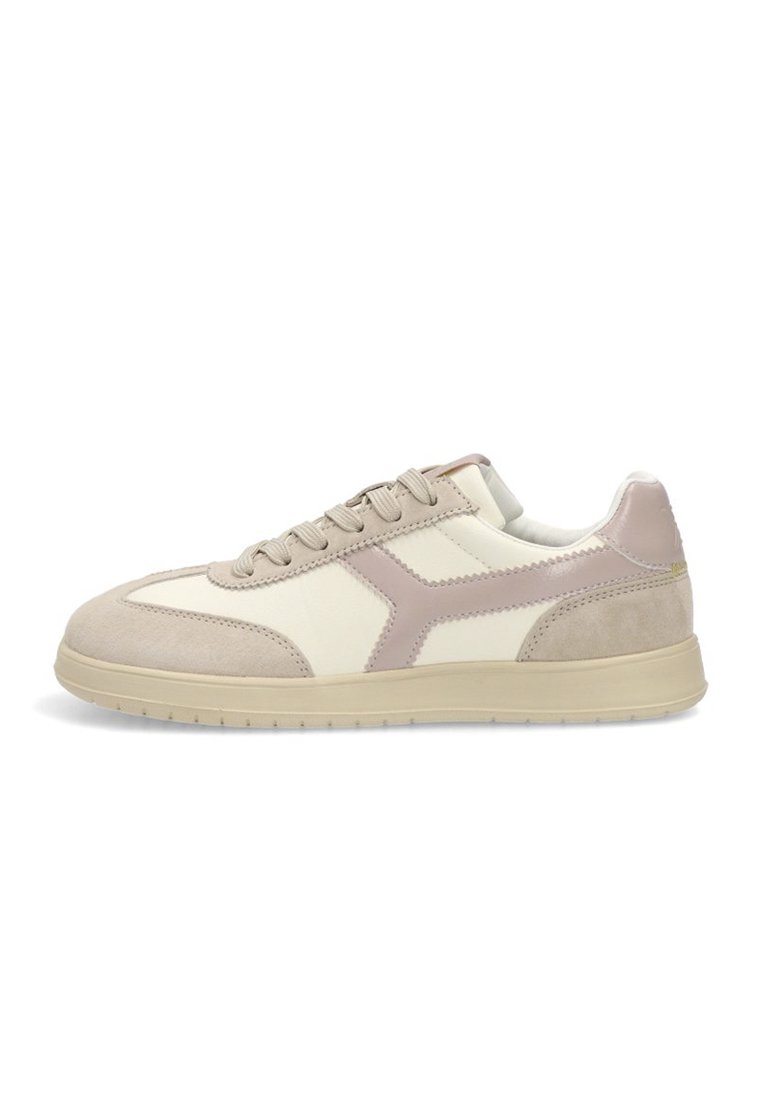 Zapatilla ligera en beige y crema, con parte superior de cuero suave y detalles en ante, cierre de cordones en la parte delantera y suela de goma texturizada.