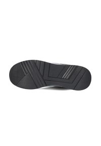 Zwarte rubberen schoenzool met gestructureerde patronen, met gleuven en schuine ribbels voor grip. Duurzaam materiaal met duidelijke merkdetails.