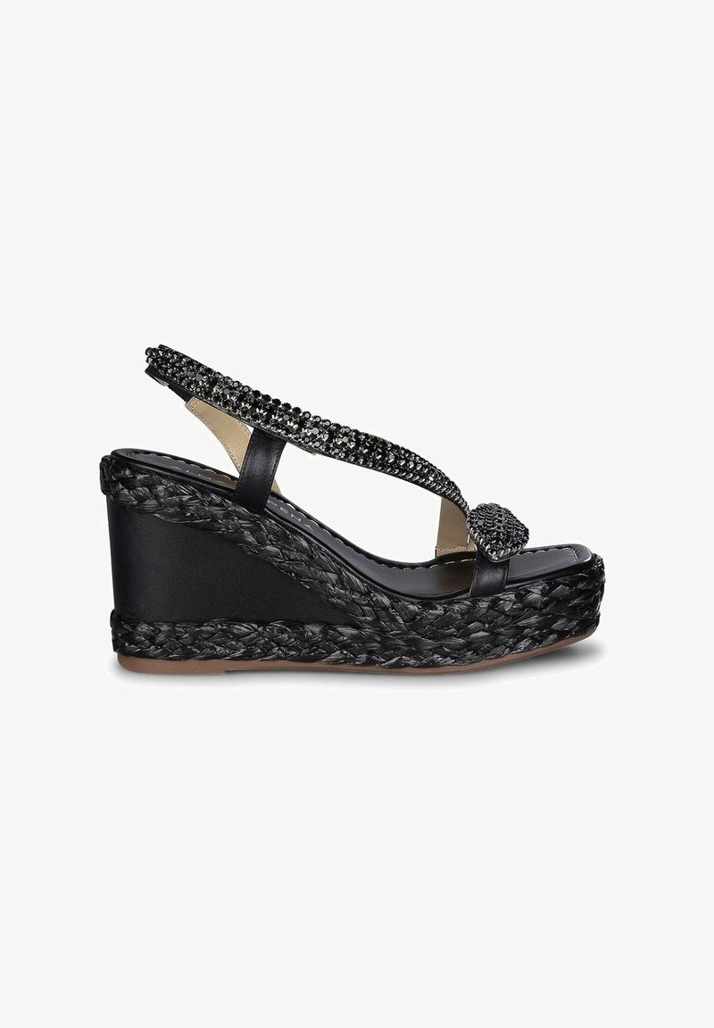 Zwarte wedge sandalen met een gevlochten jute zool, versierde bandjes met zwarte rhinestones en een gladde leren voetbed.