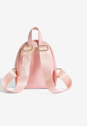 Rosa rygsæk lavet af tekstureret materiale, med skinnende guldfarvet hardware og justerbare satinremme. Kompakt kuppelform.