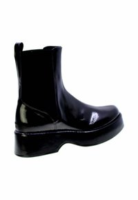 Stivale alla caviglia nero lucido con pannelli elasticizzati ai lati, linguetta sul retro e suola spessa, mostrato di profilo su sfondo bianco.