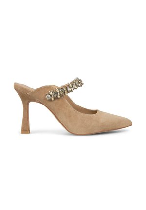 Beige Wildleder Slingback-Schuh mit spitzem Zehenbereich und einem dekorativen Kristallriemen. Verfügt über einen schlanken Absatz und eine glatte Textur.