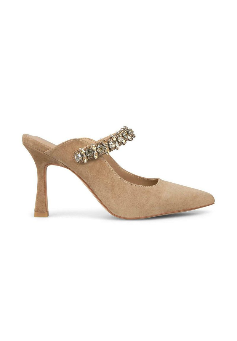 Beige suède slingback schoen met een spitse neus en een decoratieve kristallen band. Heeft een slanke hak en een gladde textuur.