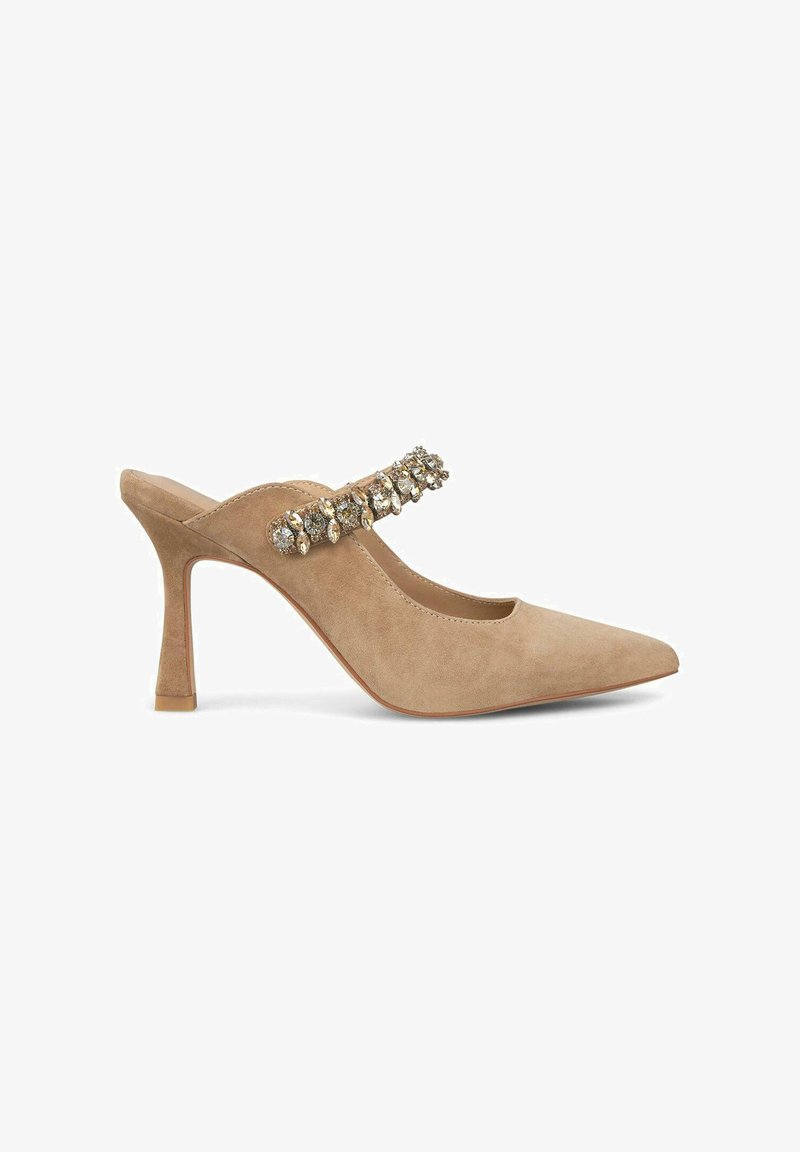 Chaussure slingback en suede beige avec un bout pointu et une sangle décorative en cristal. Présente un talon élancé et une texture lisse.