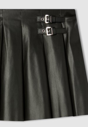 Gonna plissettata nera in pelle con due fibbie in metallo argentato in vita, caratterizzata da una texture liscia e un design strutturato.