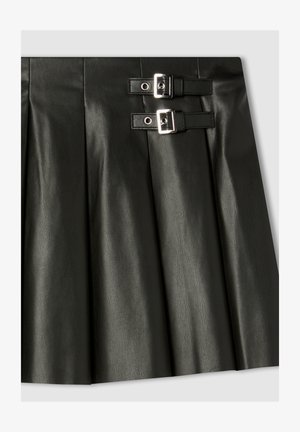 Czarna plisowana spódnica ze skóry z dwoma srebrnymi metalowymi zapięciami na talii, o gładkiej fakturze i strukturalnym designie.
