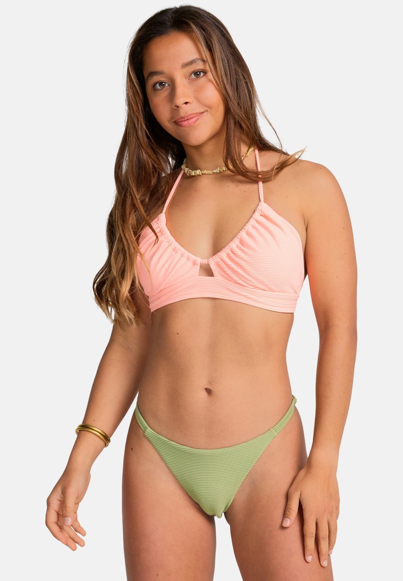 Due pezzi di bikini composto da un top bikini a coste color pesco con scollatura frontale e un bikini bottom a vita bassa a strisce verdi. Texture liscia.