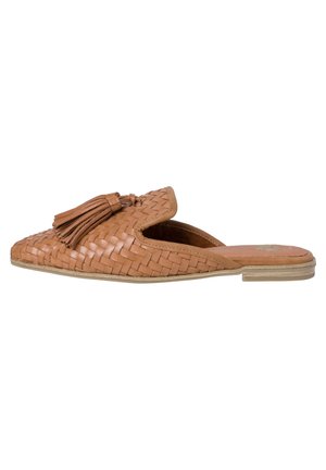 Tan vævet læder slip-on mule med flad sål og dekorativ kvast på toppen, vist fra siden på en hvid baggrund.