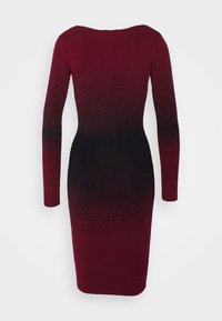 Pitkähihainen bodycon-mekko, jossa on maroonista mustaan -gradientti. Pehmeä neulottu kangas, istuva muotoilu ja pyöreä pääntie.