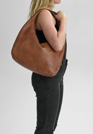 Pruun nahast hobo kott tekstureeritud pinnaga, millel on üks õlapael ja pehme kuju. Lihtne disain, millel pole nähtavat metallist varustust.