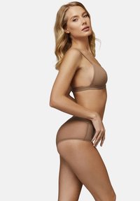 Set di lingerie nuda con reggiseno a triangolo trasparente e slip tipo hipster abbinati, caratterizzati da una trama liscia e elastica con cuciture minime.