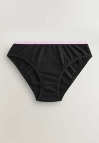 Čierne bavlnené dámske nohavičky s jemne ružovým elastickým pásom s nenápadným textom značky, uložené na neutrálnej background.