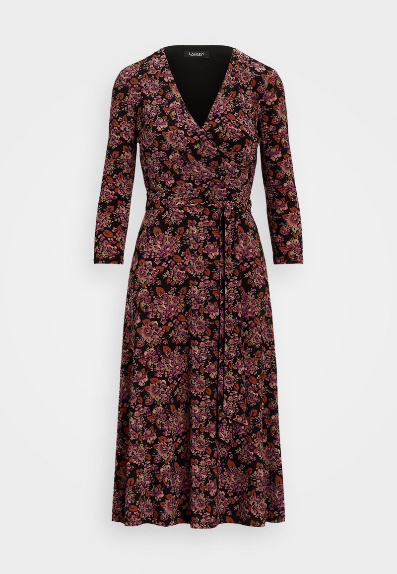 Blommig omlottklänning med långa ärmar, V-urringning och svart bakgrund med färgglada blommor. Knälång kjol med bälte i midjan.