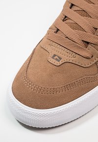 Globe ENCORE 2 - Sapatilhas - tan/brown