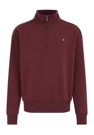 Vinröd pullover med hög krage och kvartszipper. Mjuk bomullsblandad tyg, med ribbade muddar och fåll, liten logga på bröstet.