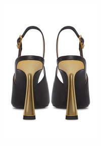 Sandali neri con tacco alto in tonalità oro. Il design include una fascia e un retro aperto, con una texture in pelle liscia e accenti minimalisti.