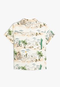 Korte mouw shirt met een print van een woestijnlandschap met cactussen, bergen en palmbomen in groene, bruine en beige tinten. Lichtgewicht stof.