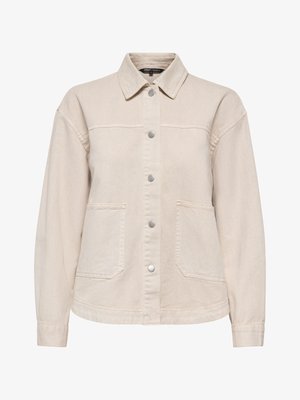 Giacca beige con bottoni, maniche lunghe, collo, due tasche applicate frontali e bottoni a pressione in metallo al centro.