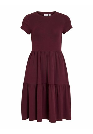 Bordeauxrode midi-jurk met korte mouwen, ronde halslijn en een gelaagde, geplooide rok van ribstof.
