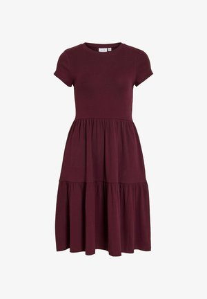 Bordeauxrode midi-jurk met korte mouwen, ronde halslijn en een gelaagde, geplooide rok van ribstof.
