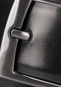 Czarny skórzany pasek z bliska, posiadający teksturowaną powierzchnię oraz srebrną metalową klamrę o prostokątnym kształcie i zapięciu na języczek.