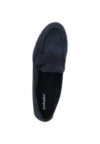 Zapato de ante azul oscuro sin cordones con puntera redondeada, correa decorativa sobre el empeine y interior acolchado para mayor comodidad. Nombre de la marca visible en el interior.