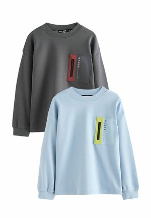 Dunkelgraue und hellblaue Langarmshirts mit kontrastierenden Reißverschlusstaschen auf der Brust, rundem Ausschnitt und lässiger Passform.
