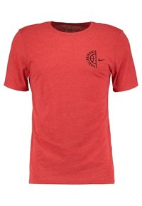 Czerwona koszulka Nike z krótkim rękawem z czarną grafiką koszykarską i logiem Nike swoosh na lewej piersi, okrągły dekolt.