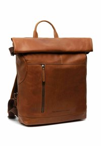 Mochila de cuero marrón con diseño de rollo en la parte superior, bolsillo delantero con cremallera y correas ajustables. Presenta una superficie texturizada y un logo grabado.