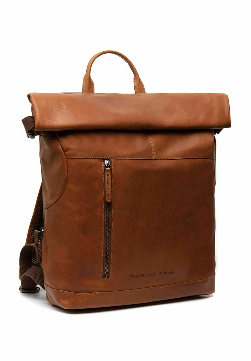 Mochila de cuero marrón con diseño de rollo en la parte superior, bolsillo delantero con cremallera y correas ajustables. Presenta una superficie texturizada y un logo grabado.